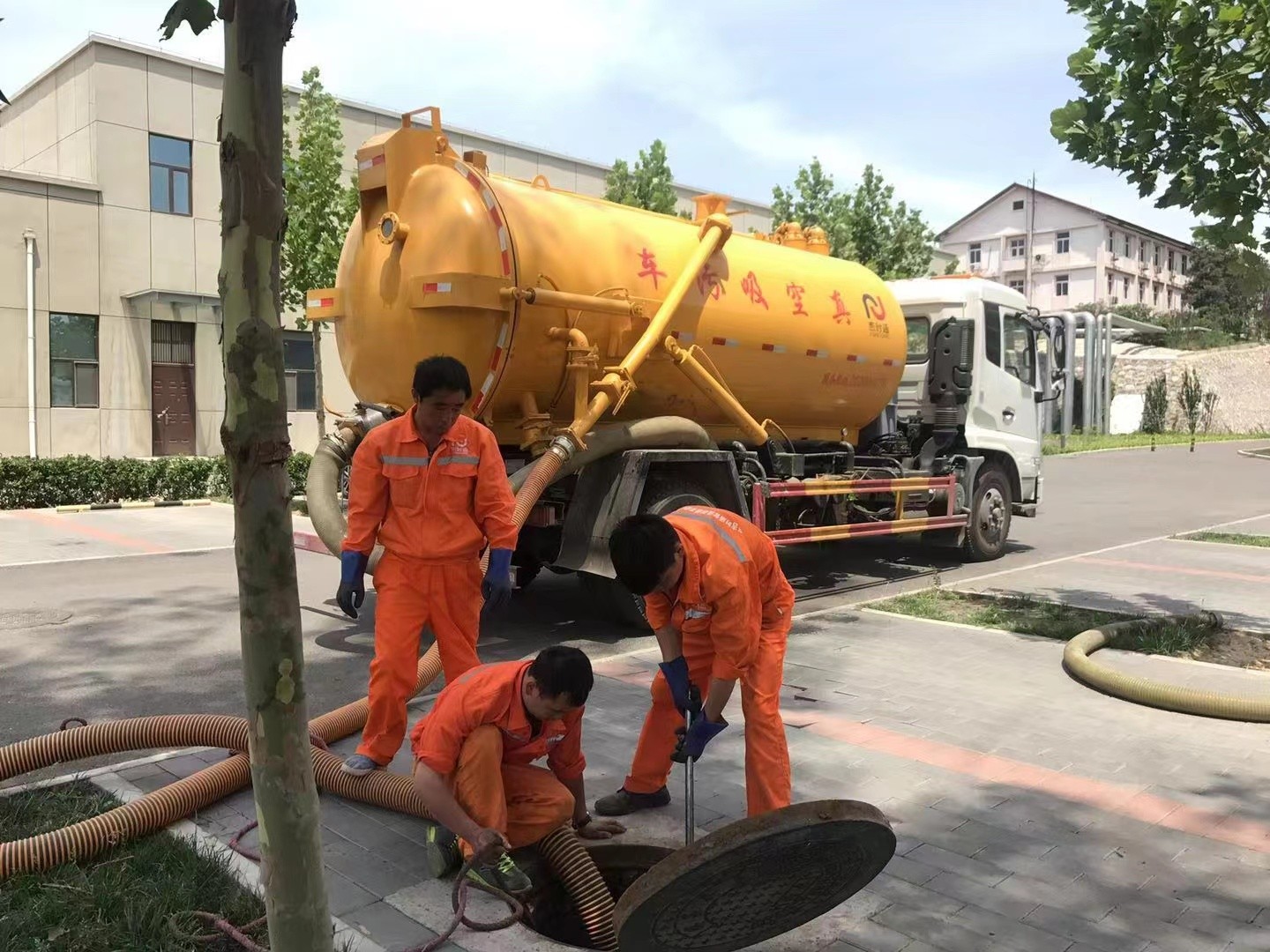 浠水管道疏通车停在窨井附近